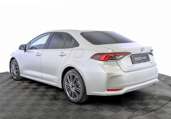 Подержанный автомобиль Toyota Corolla Sedan 2022 года (7 фото)