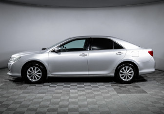 Подержанный автомобиль Toyota Camry Sedan 2013 года (8 фото)