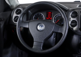 Подержанный автомобиль Volkswagen Tiguan 2008 года (13 фото)