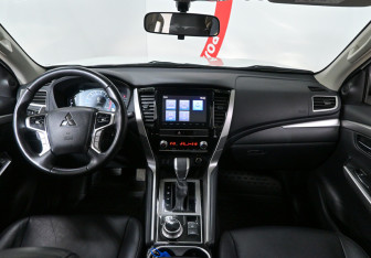 Подержанный автомобиль Mitsubishi Montero Sport 2022 года (8 фото)