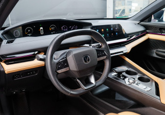 Подержанный автомобиль Changan UNI-V 2023 года (23 фото)