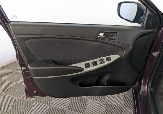 Подержанный автомобиль Hyundai Solaris Sedan 2012 года (19 фото)