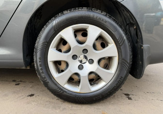 Подержанный автомобиль Peugeot 408 2013 года (13 фото)