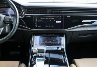Подержанный автомобиль Audi Q8 2019 года (15 фото)