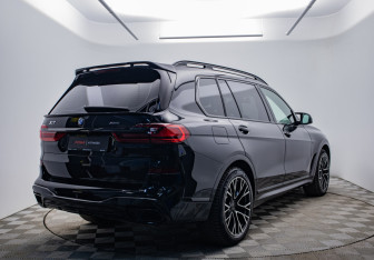 Подержанный автомобиль BMW X7 2021 года (5 фото)