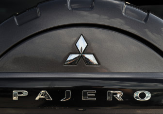 Подержанный автомобиль Mitsubishi Pajero 2011 года (18 фото)