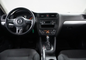 Подержанный автомобиль Volkswagen Jetta Sedan 2012 года (13 фото)