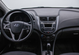 Подержанный автомобиль Hyundai Solaris Hatchback 2015 года (13 фото)