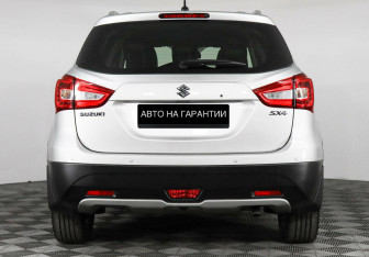 Подержанный автомобиль Suzuki SX4 Hatchback 2021 года (3 фото)