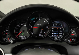 Подержанный автомобиль Porsche Cayenne 2015 года (11 фото)