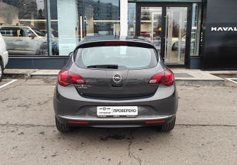 Подержанный автомобиль Opel Astra Sedan 2014 года (6 фото)