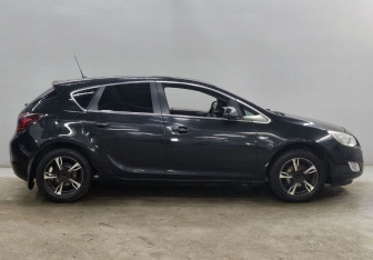 Подержанный автомобиль Opel Astra Hatchback 2011 года (4 фото)