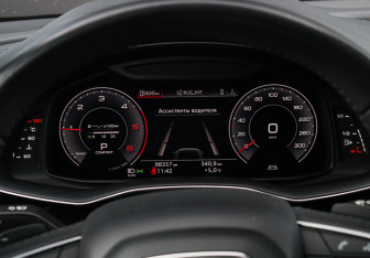 Подержанный автомобиль Audi Q8 2019 года (32 фото)