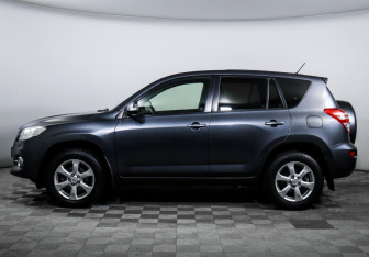 Подержанный автомобиль Toyota RAV4 2011 года (8 фото)