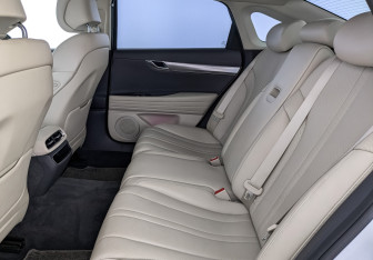 Подержанный автомобиль Genesis G80 2021 года (18 фото)