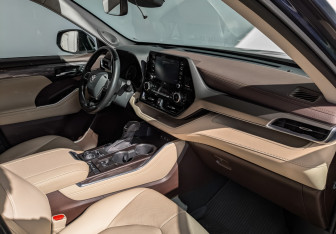 Подержанный автомобиль Toyota Highlander 2021 года (15 фото)