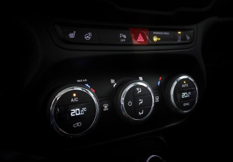 Подержанный автомобиль Jeep Renegade 2016 года (21 фото)