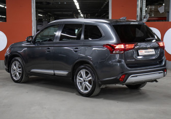 Подержанный автомобиль Mitsubishi Outlander 2020 года (7 фото)