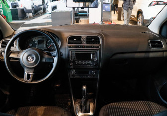 Подержанный автомобиль Volkswagen Polo Sedan 2013 года (9 фото)