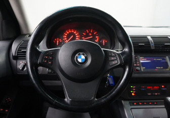 Подержанный автомобиль BMW X5 2003 года (10 фото)