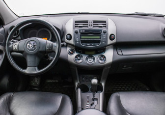 Подержанный автомобиль Toyota RAV4 2009 года (13 фото)