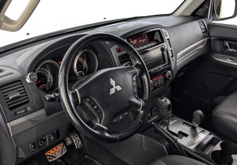 Подержанный автомобиль Mitsubishi Pajero 2015 года (15 фото)