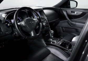 Подержанный автомобиль Infiniti QX70 2017 года (14 фото)
