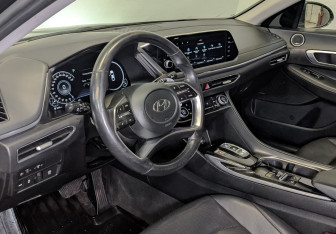 Подержанный автомобиль Hyundai Sonata 2022 года (15 фото)