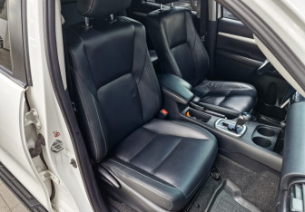 Подержанный автомобиль Toyota Hilux 2017 года (22 фото)