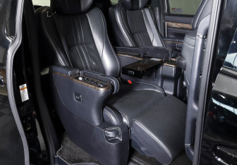 Подержанный автомобиль Toyota Alphard 2019 года (12 фото)