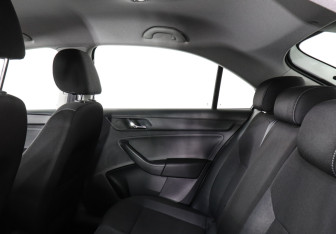 Подержанный автомобиль Skoda Rapid Liftback 2016 года (8 фото)