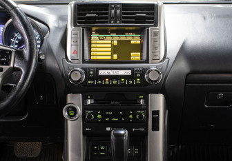 Подержанный автомобиль Toyota Land Cruiser Prado 2010 года (15 фото)