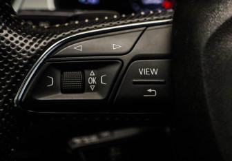 Подержанный автомобиль Audi Q7 2015 года (10 фото)