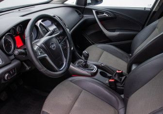 Подержанный автомобиль Opel Astra Hatchback 2012 года (10 фото)