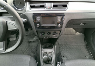 Подержанный автомобиль Skoda Rapid Liftback 2015 года (14 фото)