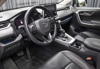 Подержанный автомобиль Toyota RAV4 2020 года (16 фото)