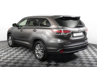 Подержанный автомобиль Toyota Highlander 2015 года (7 фото)