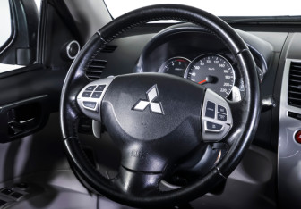 Подержанный автомобиль Mitsubishi Pajero Sport 2015 года (13 фото)