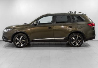 Подержанный автомобиль Mitsubishi Outlander 2020 года (8 фото)