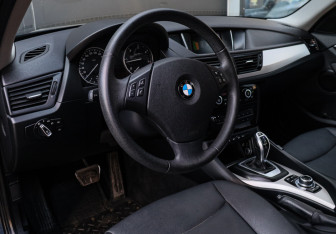 Подержанный автомобиль BMW X1 2014 года (12 фото)