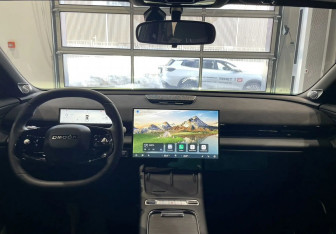 Подержанный автомобиль Omoda C7 2025 года (11 фото)