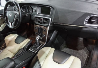 Подержанный автомобиль Volvo V40 Hatchback 2013 года (11 фото)