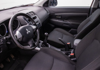 Подержанный автомобиль Mitsubishi ASX 2011 года (10 фото)