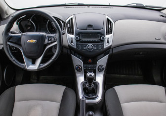 Подержанный автомобиль Chevrolet Cruze Wagon 2013 года (13 фото)