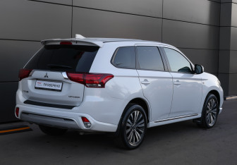 Подержанный автомобиль Mitsubishi Outlander 2022 года (5 фото)