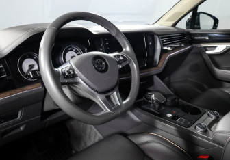 Подержанный автомобиль Volkswagen Touareg 2018 года (7 фото)