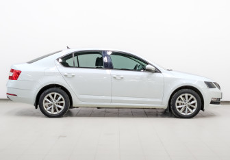 Подержанный автомобиль Skoda Octavia Liftback 2019 года (4 фото)