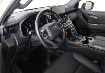 Подержанный автомобиль Toyota Land Cruiser Suv 2022 года (9 фото)