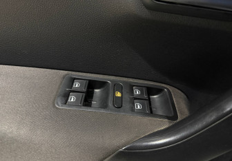 Подержанный автомобиль Volkswagen Polo Sedan 2011 года (7 фото)