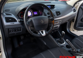 Подержанный автомобиль Renault Fluence 2013 года (16 фото)